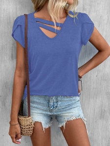 Détail d'un t-shirt bleu outremer à col en V avec lanières et manches pétales chic