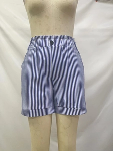 Detailansicht der blau-weiß gestreiften Shorts mit Rüschenbund und einem schwarzen Knopf