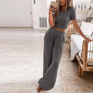 Detalle del tejido de punto acanalado gris oscuro en el conjunto de top corto y pantalón