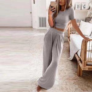 Conjunto de descanso de punto acanalado gris con top corto y pantalones de pierna ancha
