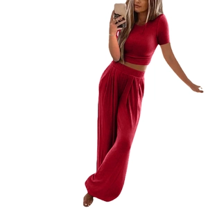 Conjunto de punto rojo oscuro con top corto de manga corta y pantalón de pierna ancha