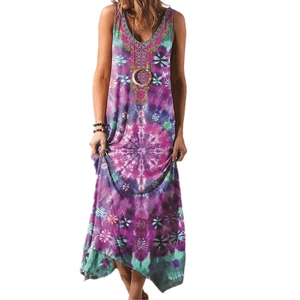 Vestido largo bohemio sin mangas con estampado étnico y diseño tie-dye morado