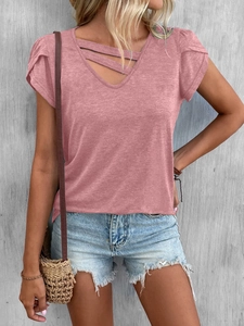 T-shirt rose col en V avec manches pétales et détails croisés pour un look d'été