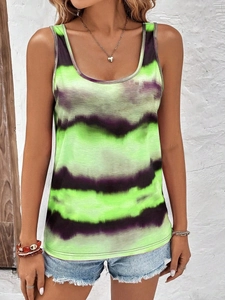 Détail de rayures tie-dye vert fluo et violet sur le débardeur d'été sans manches