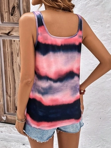 Détail du haut d'été sans manches avec motifs tie-dye horizontaux roses et violets