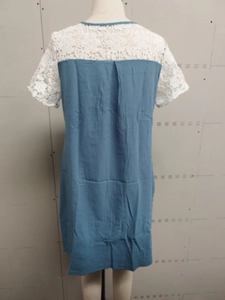 Détail de la robe bleue avec patchwork de dentelle florale blanche au dos et manches