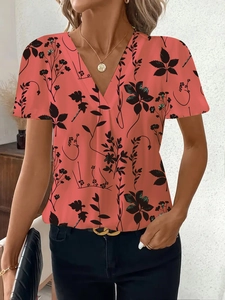 Dettaglio del top a v rosso corallo con elegante stampa floreale nera per donna