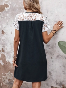 Robe courte décontractée bicolore avec dentelle blanche et plis au dos pour femmes