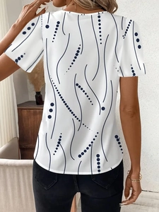 Dettaglio del top bianco con scollo a V e linee astratte nere con motivo a pois sul retro
