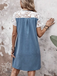 Robe décontractée bleue pour femme avec dentelle blanche au dos et manches courtes évasées