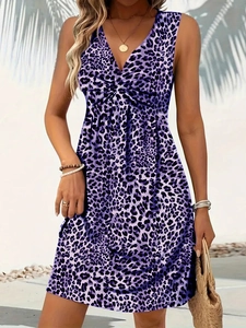 Détail d'une mini robe sans manches à imprimé léopard violet avec décolleté en V