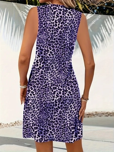 Vue de dos d'une mini-robe sans manches à imprimé léopard violet avec une coupe ajustée