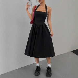Détail d'une robe midi moulante à licou avec couture en V unique à la taille en noir