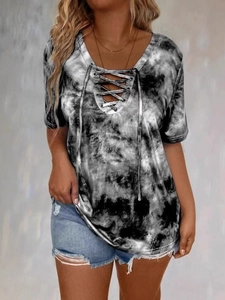 T-shirt da donna con scollo a V stringato e stampa tie-dye nera e grigia a maniche corte