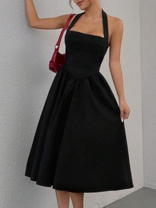 Robe patineuse noire à licou pour femme avec taille haute et décolleté carré chic