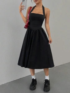 Robe noire dos nu ajustée avec jupe en A et détail de taille en V pour femmes