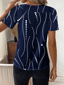 Dettaglio del top con scollo a V blu scuro da donna con stampa geometrica astratta bianca