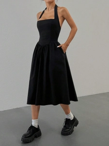 Robe trapèze noire élégante à licou avec encolure carrée et poches latérales chic