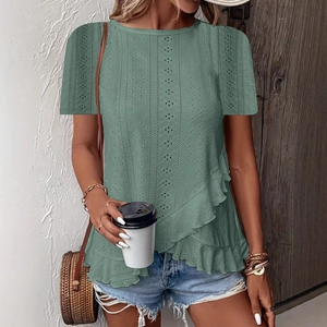 T-shirt vert sauge à manches courtes avec broderie creuse et ourlet à volants