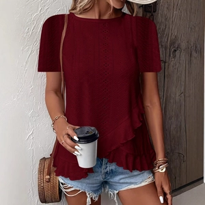 T-shirt bordeaux à manches courtes avec broderie anglaise et ourlet à volants