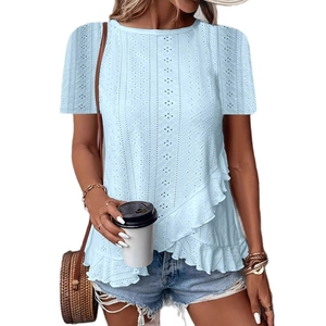 T-shirt femme bleu clair à œillets et manches courtes avec ourlet à volants asymétrique