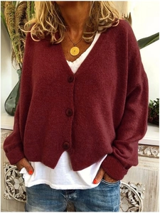 Details des burgunderroten Strick-Cardigans mit V-Ausschnitt und weicher Textur