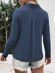 Detail showing the single pleat design on the back of this navy blue long sleeve shirt