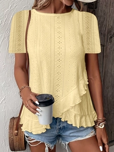 Camiseta de mujer amarillo claro de manga corta con bordado inglés y dobladillo con volantes