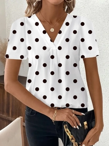 Camicetta donna a pois scollo a V bianca con eleganti dettagli plissettati per l'estate