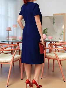 Detail of slim fit dark blue short sleeve dress with back view and elegant knee-length cut