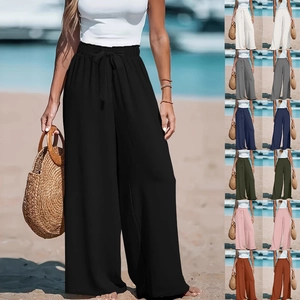 Dettaglio della coulisse regolabile sui pantaloni a vita alta gamba larga leggeri e freschi