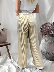 Vue détaillée du dos d'un pantalon large à rayures jaunes et blanches à taille élastique