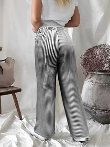 Vue détaillée du dos d'un pantalon large à rayures avec une coupe fluide élégante