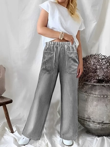 Détail du pantalon large à rayures à taille haute avec ceinture élastique et tissu en coton