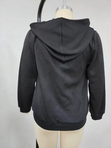 Vue détaillée du dos d'un sweat à capuche noir zippé avec tissu à texture géométrique