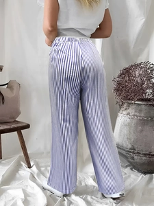 Détail d'un pantalon large à rayures taille haute avec taille élastique et tissu fluide