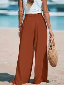 Vista posteriore dei pantaloni marroni a gamba larga con tessuto fluido e vita alta elastica