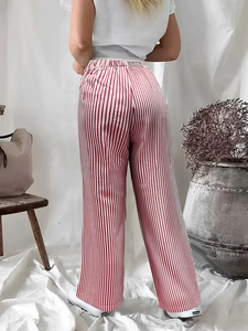 Détail du pantalon large à rayures rouges et blanches avec taille haute élastique, dos