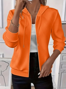 Détail du sweat à capuche orange avec texture tricotée géométrique diagonale unique