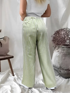 Détail du pantalon large en seersucker à rayures vertes et blanches et texture du tissu