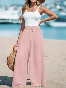 Dettaglio dei pantaloni palazzo rosa a vita alta con coulisse e fascia elastica in vita