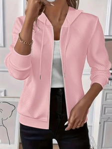 Détails de la veste rose à capuche, motif losanges, zip métallique et bords-côtes