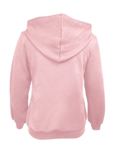 Détail du sweat à capuche rose avec motif géométrique gaufré et fermeture éclair