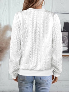 Vue arrière d'un pull blanc en maille torsadée avec poignets côtelés et coupe décontractée
