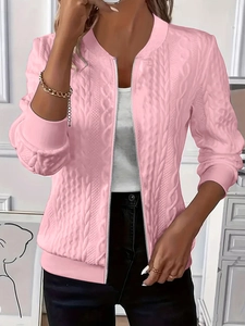Détail de la texture maille torsadée rose clair et zip métallique sur cette veste femme