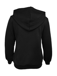 Détail d'un sweat à capuche noir avec tissu texturé à motif géométrique en relief 3D