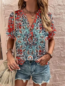 Dettaglio di un top con stampa mandala bohémien con scollo a V e bottoni scuri da donna