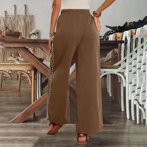 Detail der böhmischen Stickerei an brauner Weitbeinhose mit elastischem Taillenbund