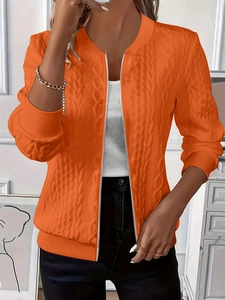 Détail d'une veste orange vif en maille torsadée avec fermeture éclair et col baseball
