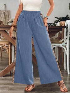 Detailansicht der blauen Weitbeinhose mit geometrischen Ethno-Muster-Seitenstreifen